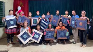 Phụ nữ Dền Sáng giữ nghề truyền thống, tạo sinh kế và lan tỏa bản sắc
