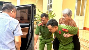 Công an xã Đông Cuông chung tay giúp thân nhân liệt sĩ thu nhận mẫu ADN