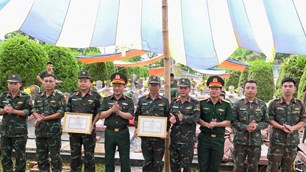Khen thưởng  đột xuất 2 cán bộ tiêu biểu trong “Chiến dịch 500 ngày đêm” tại Điện Biên