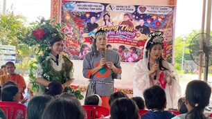 Các nghệ sĩ cùng mang Trung thu đến với trẻ em dân tộc Khmer vùng biên giới