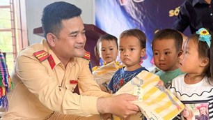 Mang Trung thu ấm áp đến với trẻ em Mông vùng cao Hua Lạnh