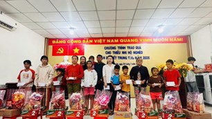 An Giang: Ấm áp “Trăng ấm trao em” đến với thiếu nhi xã Mỹ Thuận