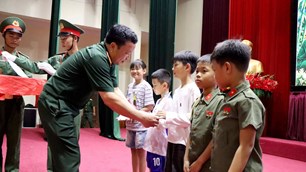 Mang niềm vui Trung thu đến con em cán bộ, chiến sĩ Lai Châu