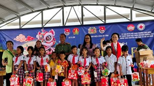 Trao 300 phần quà Trung thu cho học sinh Khmer có hoàn cảnh khó khăn