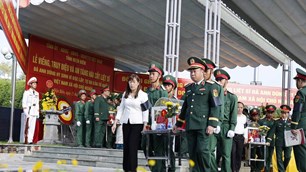 Điện Biên truy điệu, an táng 10 hài cốt liệt sĩ tại Nghĩa trang Liệt sĩ Tông Khao
