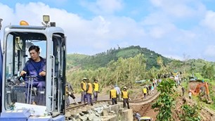 Khẩn trương khắc phục sự cố sạt lở tuyến đường sắt Bắc - Nam 