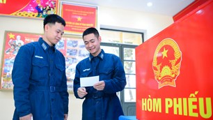 Chiến sĩ trẻ vinh dự tự hào hướng về Ngày hội non sông