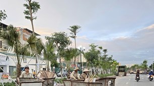Thu gom rác giữa lòng đường Vành đai 2,5, tiềm ẩn tai nạn giao thông