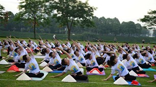 Hà Nội: 1.500 người đồng diễn Yoga tại Công viên Yên Sở