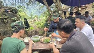 Bữa cơm đơn sơ giữa rừng của những chiến sĩ tìm kiếm, quy tập hài cốt liệt sĩ