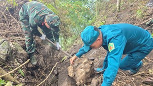 Thấu hiểu từng vách núi quê hương, chiến sĩ dân quân chung tay tìm hài cốt liệt sĩ 
