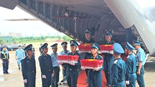 Chuyến bay thiêng liêng vận chuyển 7.104 mẫu sinh phẩm hài cốt liệt sĩ tới Hà Nội