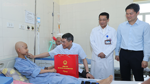 Thủ tướng trao quà của Tổng Bí thư, Chủ tịch nước Tô Lâm tặng các bệnh nhi ung thư