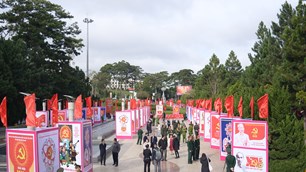 Lâm Đồng: Triển lãm tranh cổ động tấm lớn về Đại hội XIV của Đảng