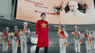Xúc động 3 thế hệ nghệ sĩ Việt thể hiện tình yêu tới Bác Hồ, mức cát-xê của Tùng Dương gây bất ngờ 