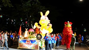 Diễu hành 13 mô hình đèn Trung thu mang sắc màu Xứ Đoài