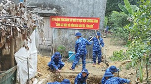 Vùng Cảnh sát biển 2 hỗ trợ xây nhà vệ sinh cho đồng bào Cor 