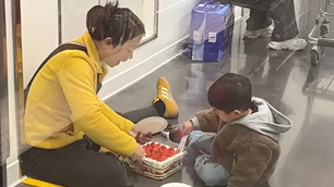 Hơn 1 triệu người thừa nhận ghen tị khi xem clip hai mẹ con ăn bánh giữa siêu thị