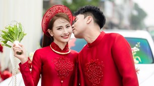 MC Huyền Trang Mù Tạt ứa nước mắt vì món quà 8.3 của chồng sắp cưới - tuyển thủ Phạm Đức Huy