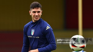 Cựu tuyển thủ trẻ Italia đổi màu áo vì World Cup
