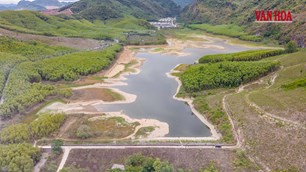 Hồ Lòng Đèn đổi màu bất thường