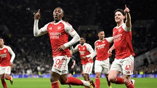 Bóng đá châu Âu tăng nhiệt, cuộc đua vô địch bước vào giai đoạn bản lề