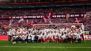 “Hủy diệt” Stuttgart 4-2, Bayern Munich đăng quang Bundesliga sớm 4 vòng đấu