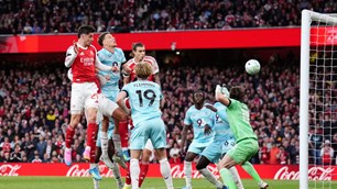 Arsenal tiến sát ngôi vương Ngoại hạng Anh sau chiến thắng nghẹt thở