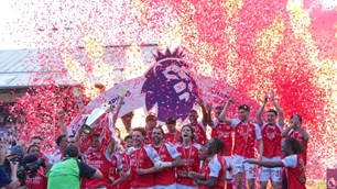 Arsenal đăng quang ngôi vương Ngoại hạng Anh sau 22 năm chờ đợi