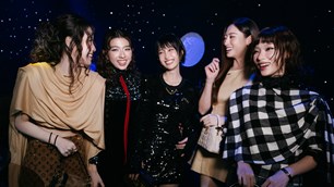 Lương Thùy Linh xuất hiện cùng dàn ‘em xinh’ tại tiệc thời trang Louis Vuitton