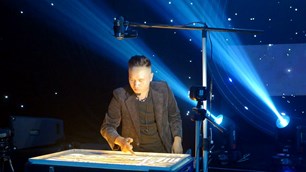 Nghệ sĩ tranh cát Nguyễn Tiến xúc động trong đêm nghệ thuật tôn vinh nhạc sĩ Lư Nhất Vũ, nhà thơ Lê Giang