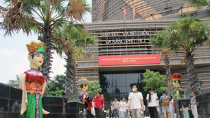 Khán giả kín Rạp Xiếc và Biểu diễn đa năng Phú Thọ trong suất diễn đầu tiên sáng 30.4