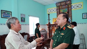 Chính ủy Bộ Tư lệnh TP.HCM trực tiếp đến tận nhà dân để xác minh thân nhân liệt sĩ