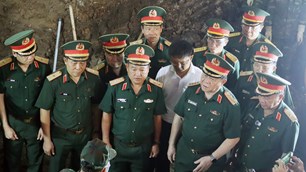 Đại tướng Nguyễn Trọng Nghĩa kiểm tra công tác tìm kiếm hài cốt liệt sĩ tại Công viên Lê Thị Riêng