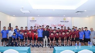 Lãnh đạo VFF động viên đội tuyển Việt Nam trước chuyến làm khách trên sân của Lào