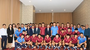 Đội tuyển Việt Nam được “tiếp sức” tinh thần trước trận đấu với Lào