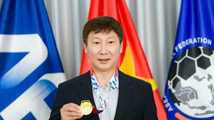 Tấm Huy chương vàng của HLV Kim Sang-sik có gì đặc biệt?