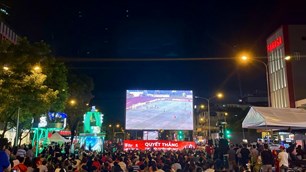 Người dân TP.HCM xem và cổ vũ U23 Việt Nam thi đấu U23 Trung Quốc tại phố đi bộ Nguyễn Huệ