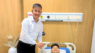 Trung vệ Hiểu Minh phẫu thuật thành công chấn thương