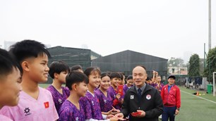 Lãnh đạo VFF chúc Tết các đội dự tuyển nữ trẻ 
