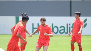 Đội tuyển Việt Nam trở lại tập luyện, chuẩn bị cho trận đấu với Singapore