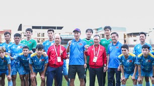 Trưởng đoàn Nguyễn Hồng Minh thăm, động viên đội tuyển U22 Việt Nam