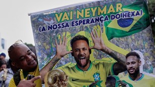 Neymar, cái bóng Messi và canh bạc của Brazil
