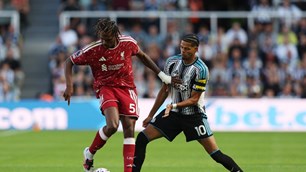 Szoboszlai ghi bàn phút bù giờ, Liverpool thoát thua Newcastle