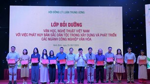 Bế mạc Lớp bồi dưỡng VHNT với việc phát huy bản sắc dân tộc