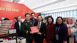 Đại biểu ấn tượng khu trưng bày sách, báo tại Đại hội XIV