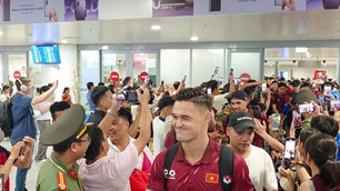 Đội tuyển Việt Nam về Hà Nội trong mưa, hướng tới trận quyết định với Thái Lan