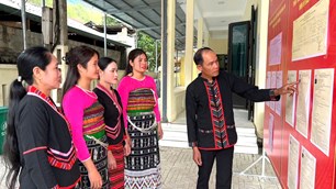 “Cầu nối” bản biên cương trước ngày bầu cử