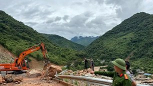 Khẩn trương xử lý sạt lở do mưa lớn trên tỉnh lộ 543D qua xã biên giới Mường Típ