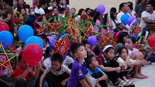 Mang “Vầng trăng yêu thương” đến trẻ em vùng biên